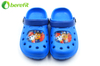 Zapatos de jardín a prueba de agua de plástico azul para niños con parche de personaje